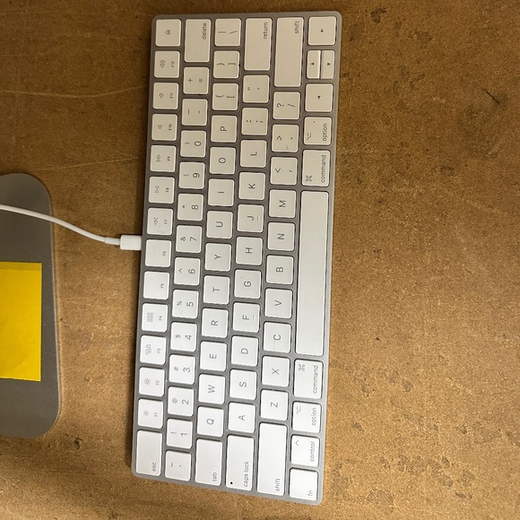 Wireless Mac keyboard and Magic Mouse - Picture 2 of 3